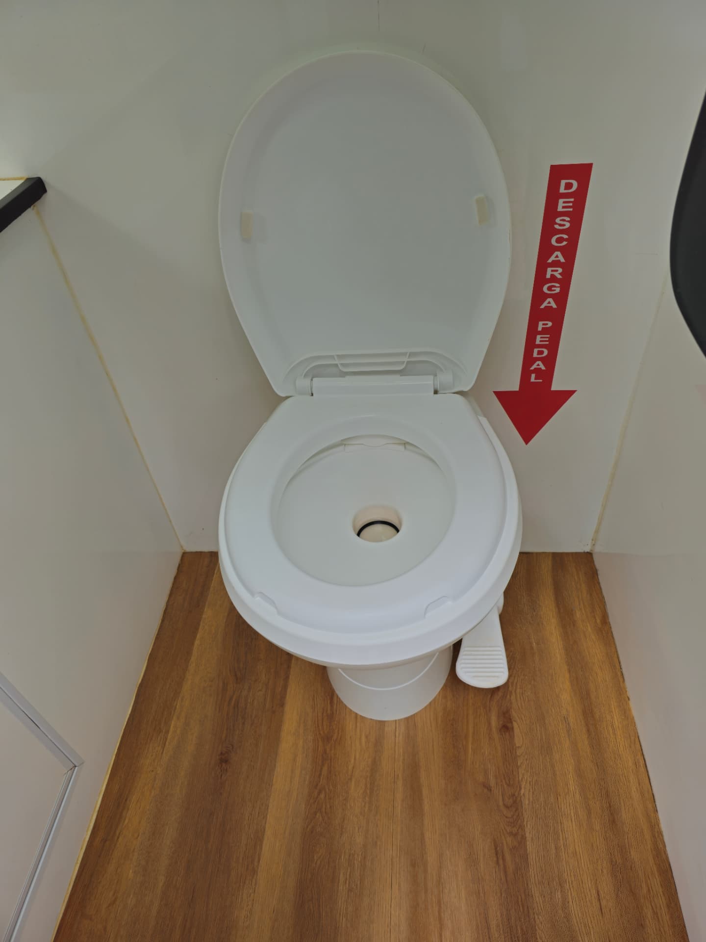 Vaso sanitário com descarga acionada pelo pé