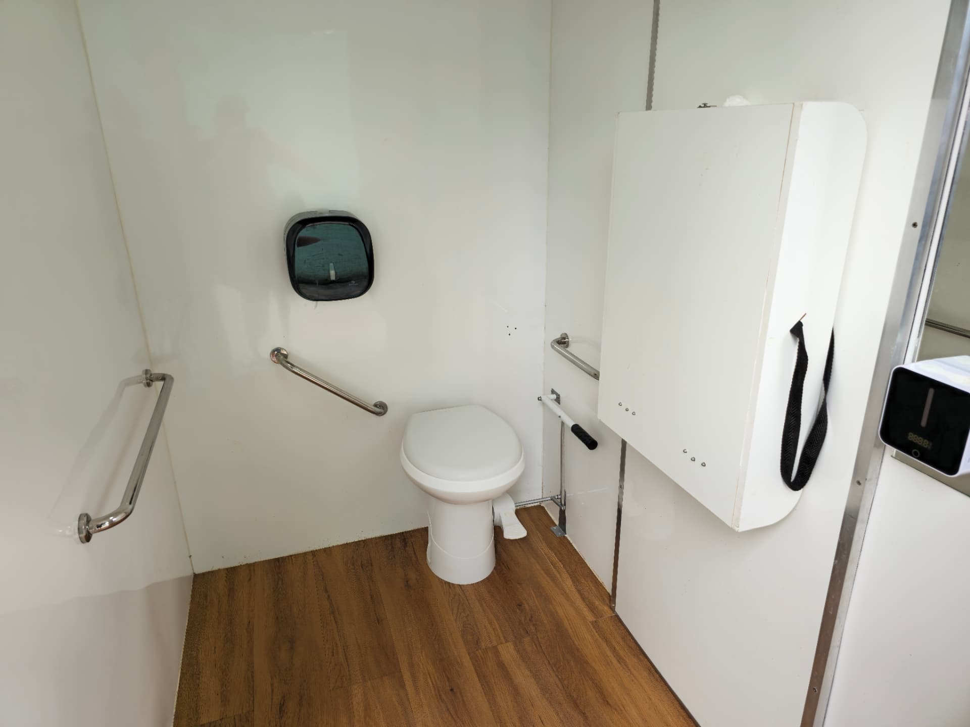 Interior da cabine acessível com barras de apoio